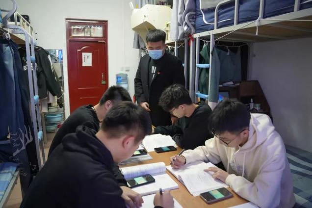 戰(zhàn)“疫”一線理工輔導(dǎo)員的24小時