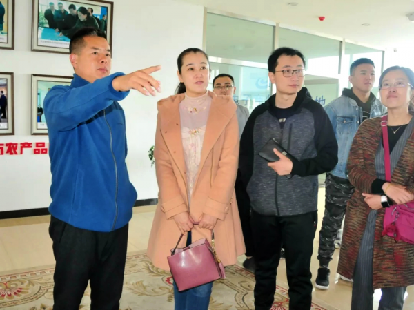 信息工程系師生到錦州濱海國家電子商務示范基地考察.png