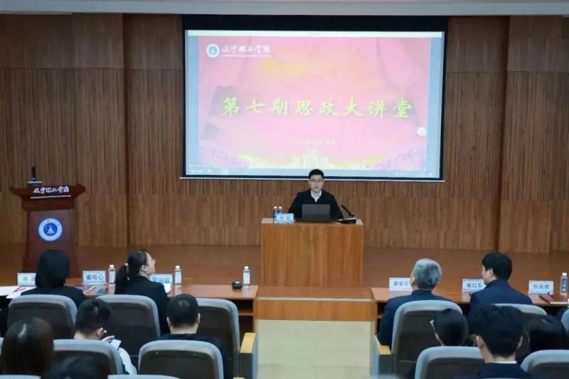 我校邀請優(yōu)秀畢業(yè)生、全國最美高校輔導(dǎo)員劉巖回母校作報告