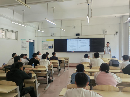 學(xué)校召開實驗室安全培訓(xùn)會