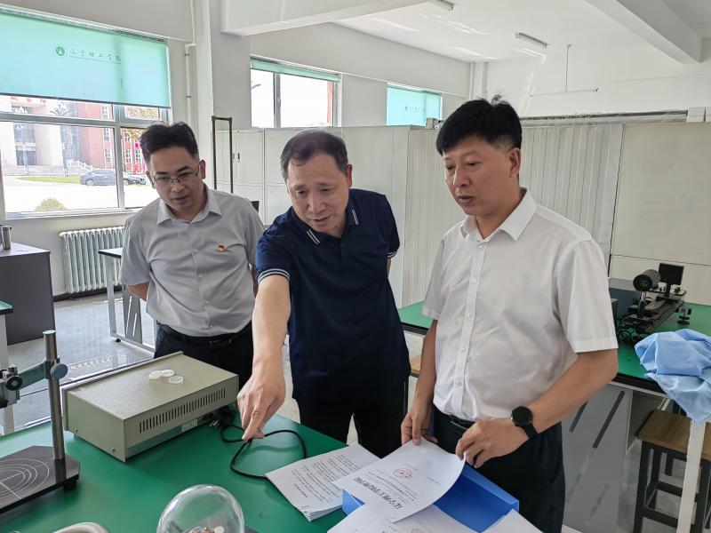 學(xué)校組織實驗室安全檢查