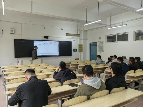 學(xué)校組織實驗室安全培訓(xùn)會