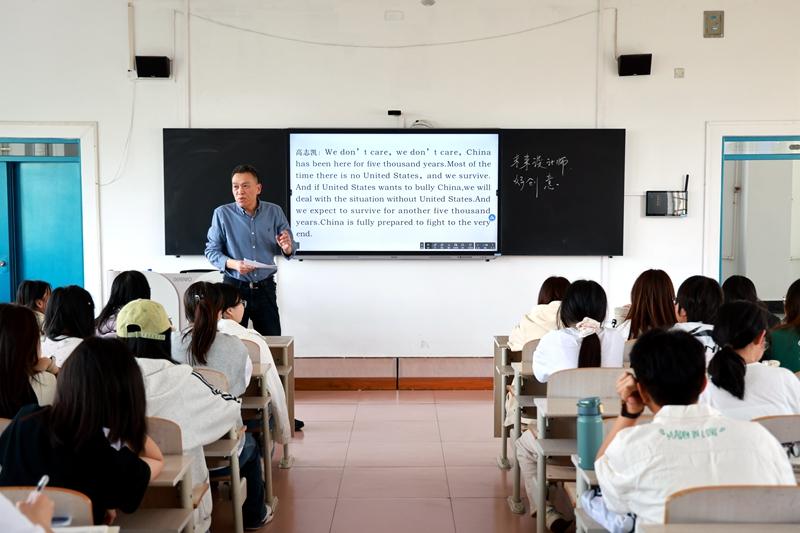 外國語學(xué)院成功舉辦大學(xué)英語課程思政報(bào)告會(huì)